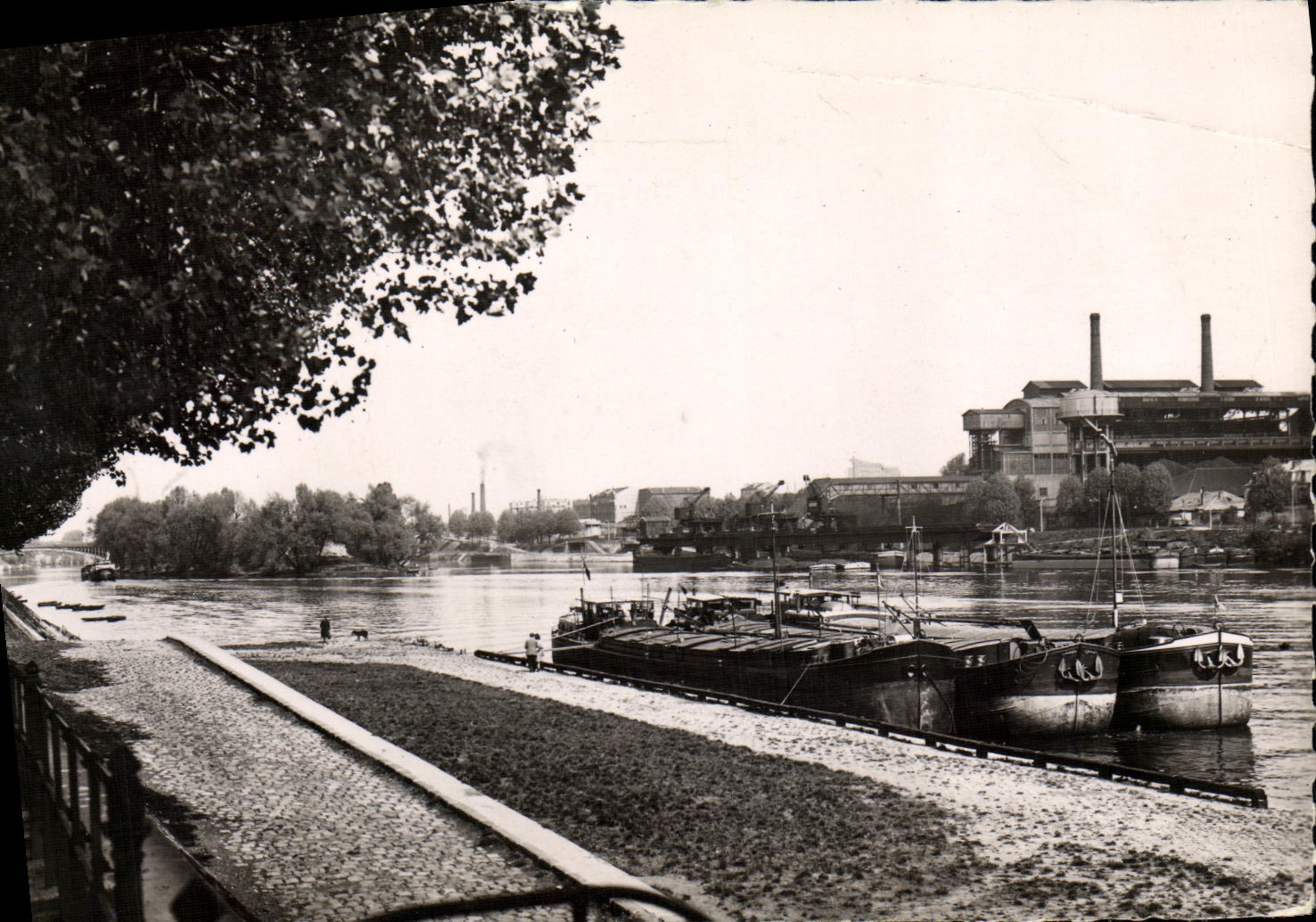 CPM Asnieres Bord de Seine peniche Bateau
