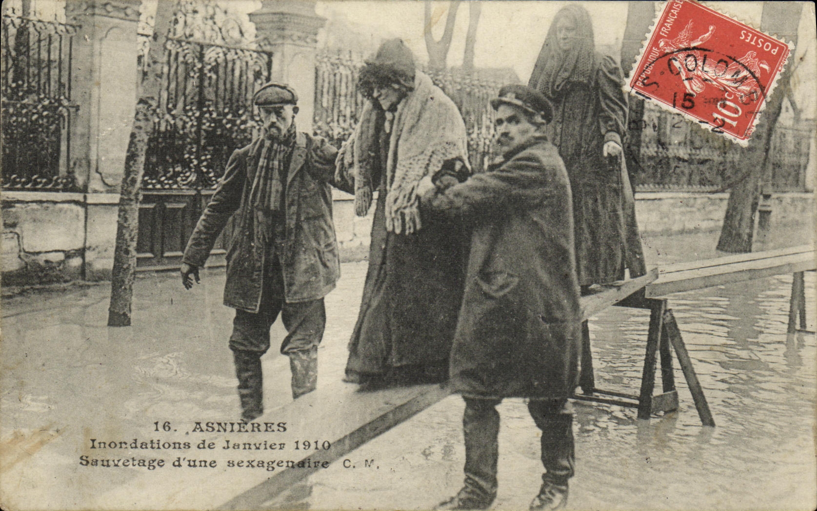 Asnières — Inundaciones de Enero 1910 — Salvamento de una mujer de sesenta años — C.M.