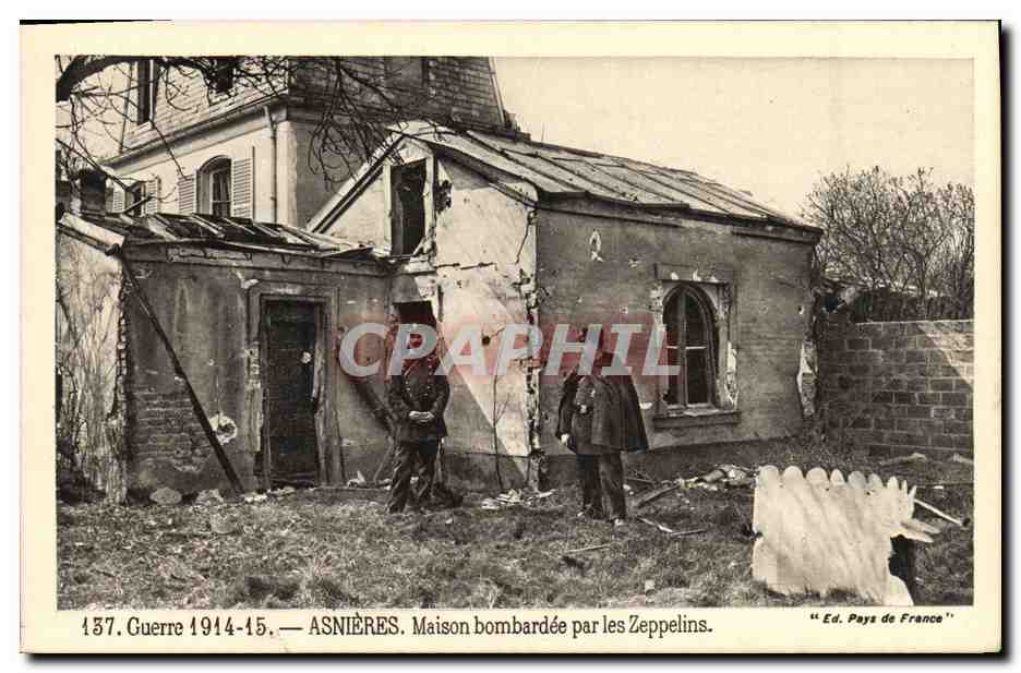 CPA Asnieres Maison bombardee par les Zeppelins Dirigeable Gendarmes