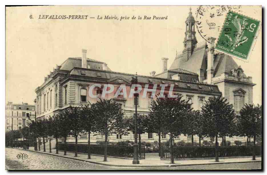CPA Levallois Perret La Mairie prise de la Rue Poccard