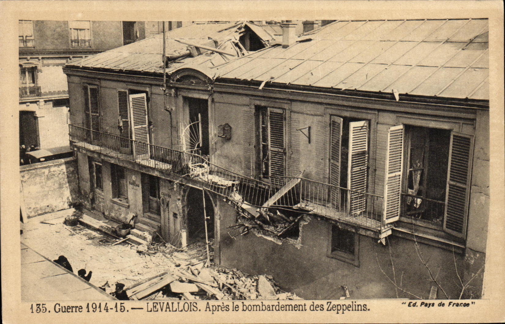 CPA Levallois Apres le bombardement des Zeppelins Dirigeable