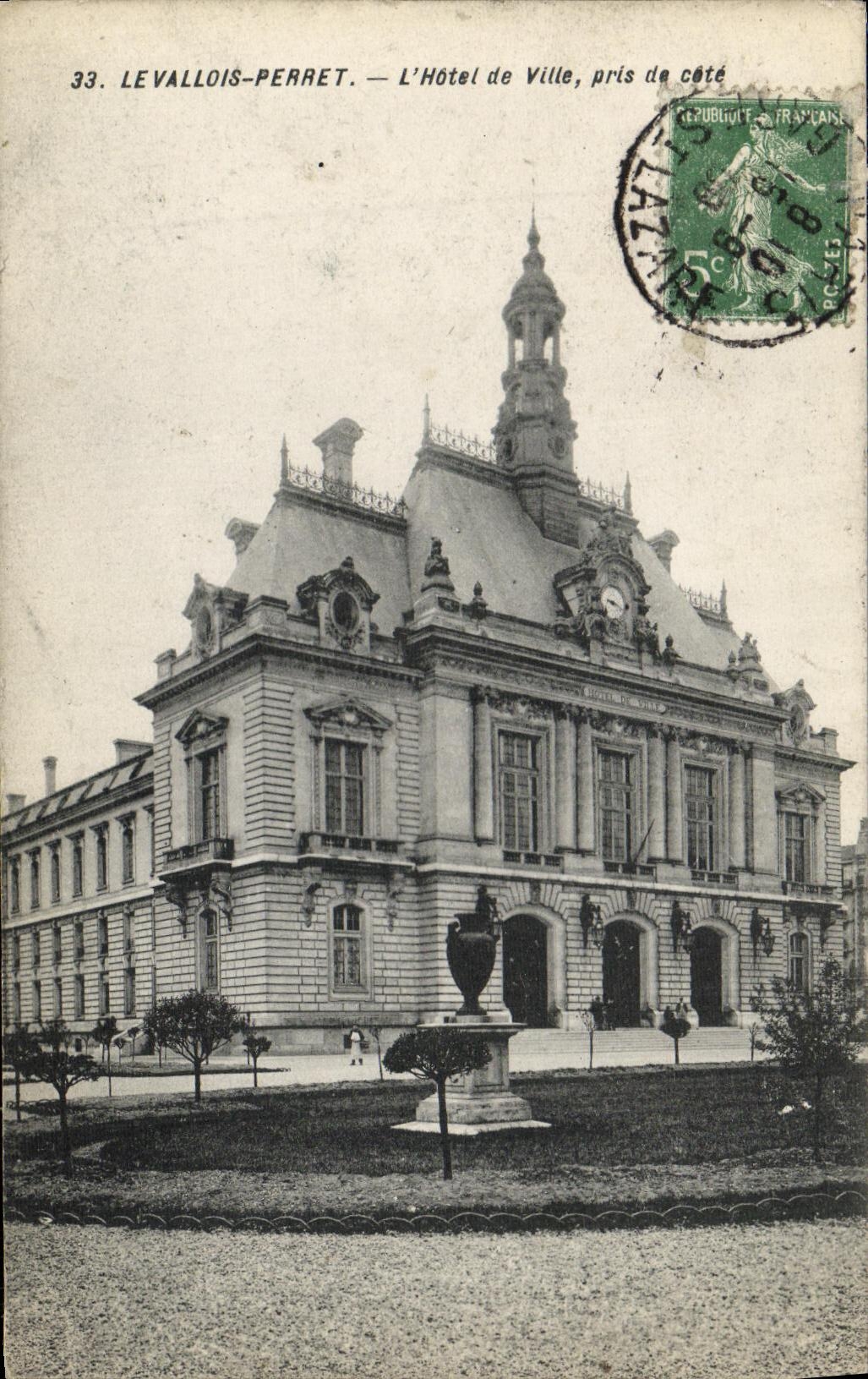 CPA Levallois Perret L Hotel de Ville pris de cote