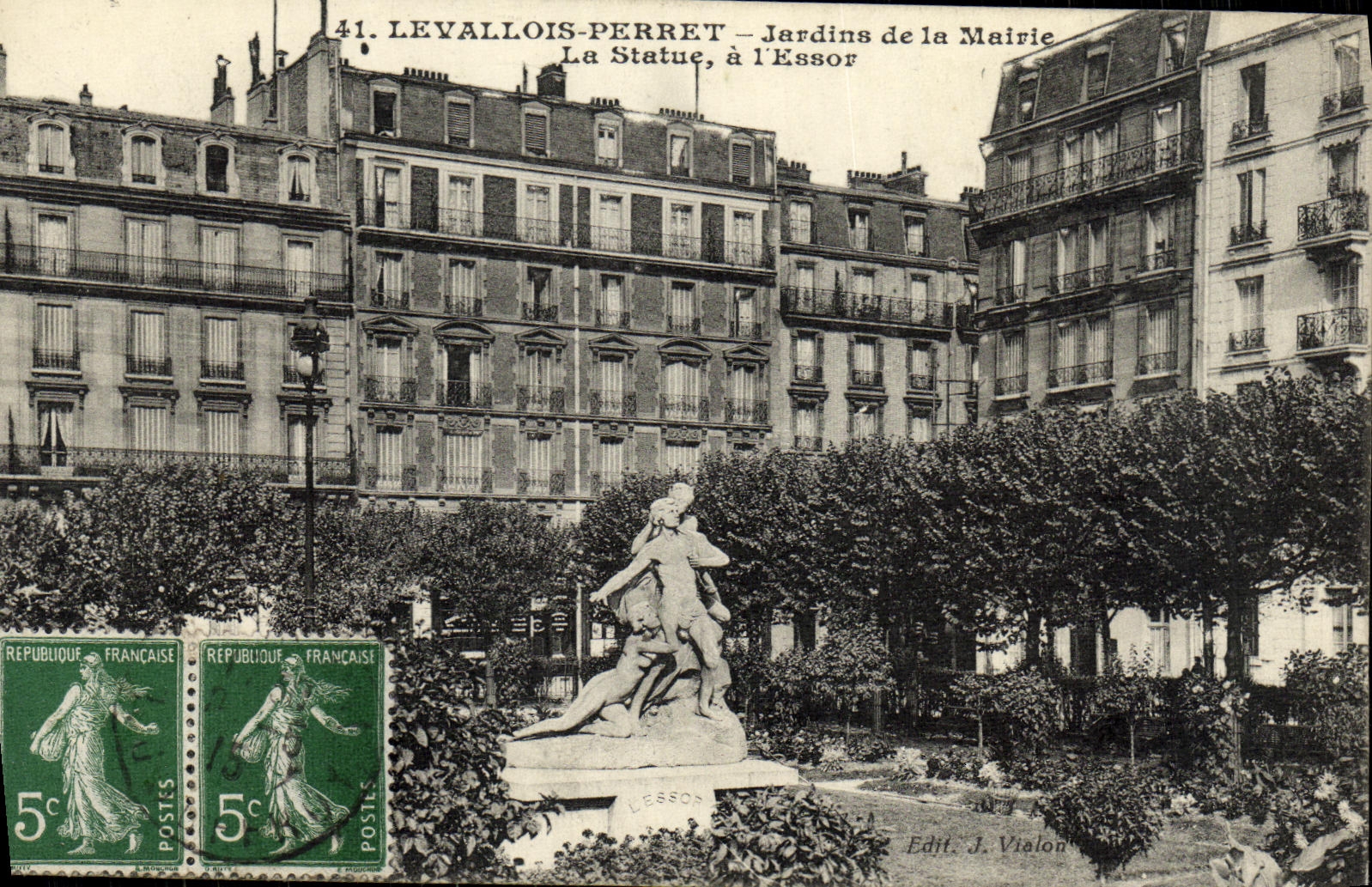 CPA Levallois Perret Jardins de la Mairie La Ststue a l Essor