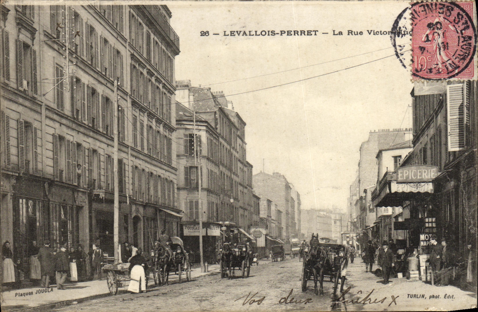 CPA Levallois Perret La rue Victor Hugo Epicerie