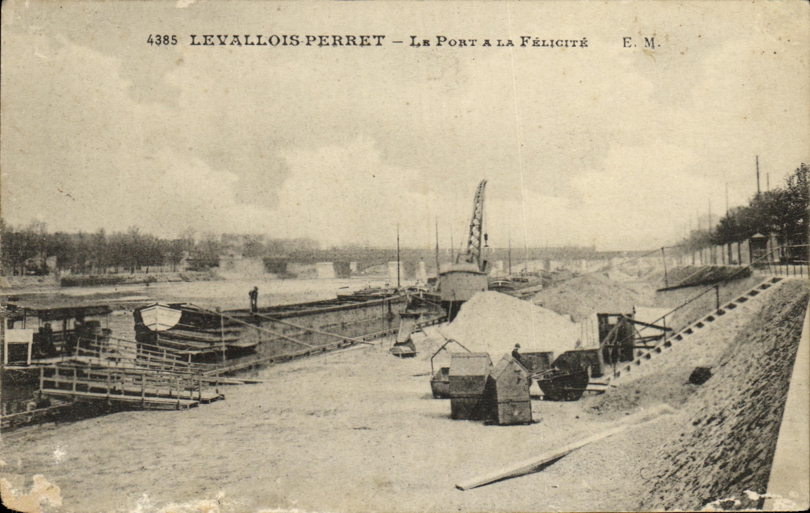 CPA Levallois Perret Le Port a La Felicite Peniche 