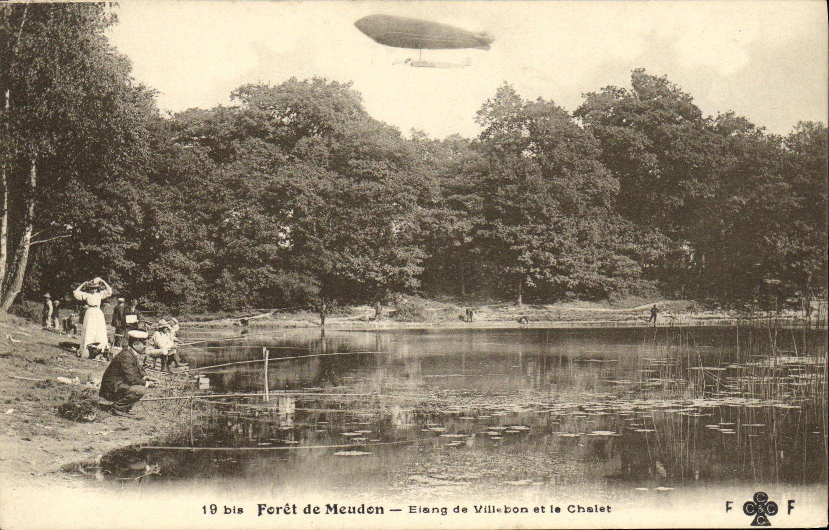 Forêt de Meudon — Étang de Villebon et le Chalet — ballon dirigeable en vol