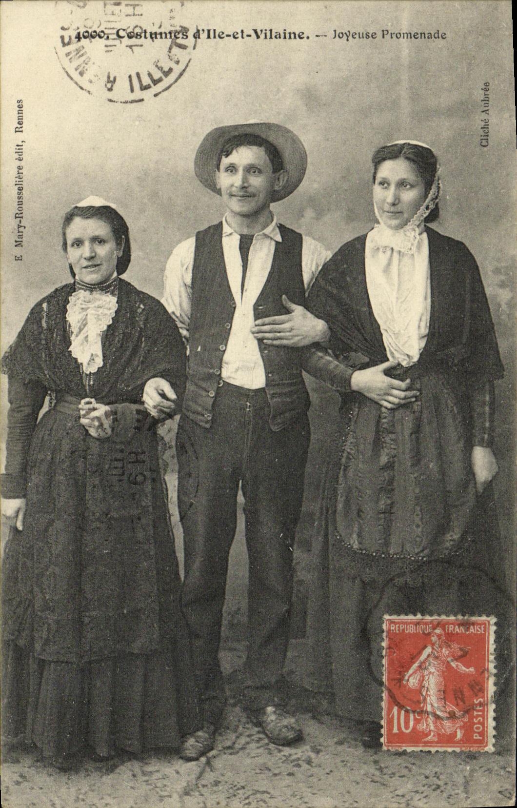 CPA Costumes d Ille et Vilaine Femmes Folklore Joyeuse promenade