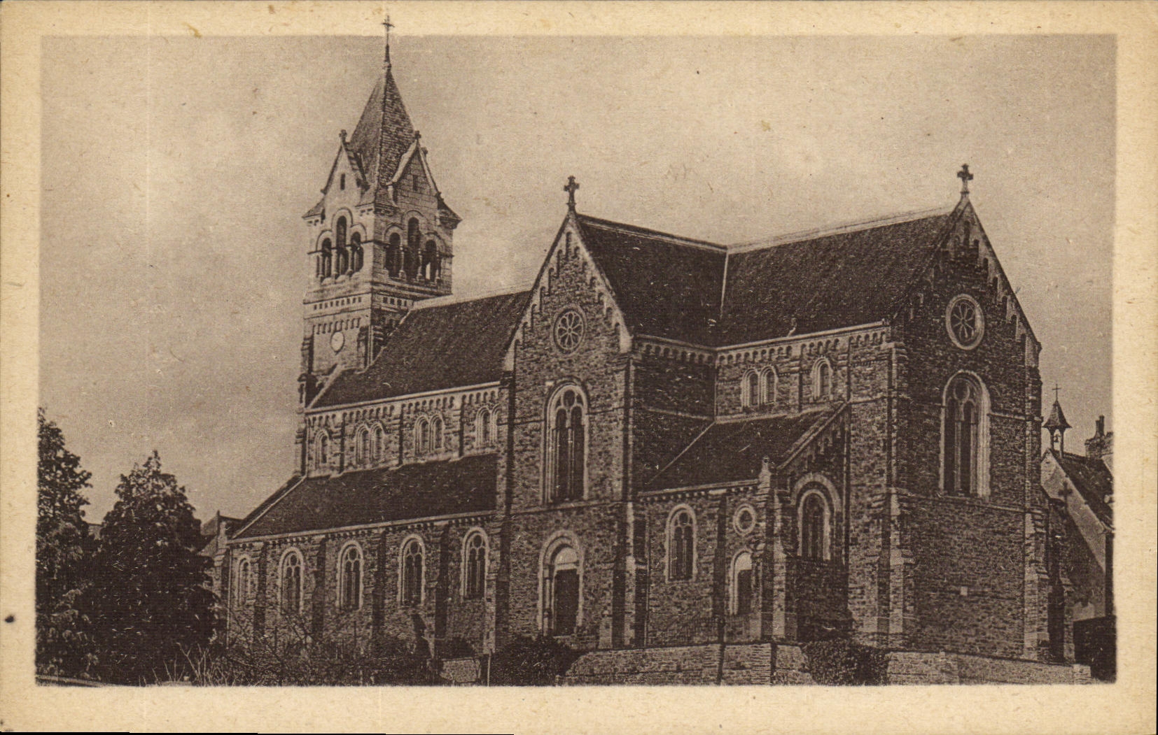 Église de Betton — Vitraux de la fin du XVIe s. et curieux fonts baptismaux en granit — Photo A. D.
