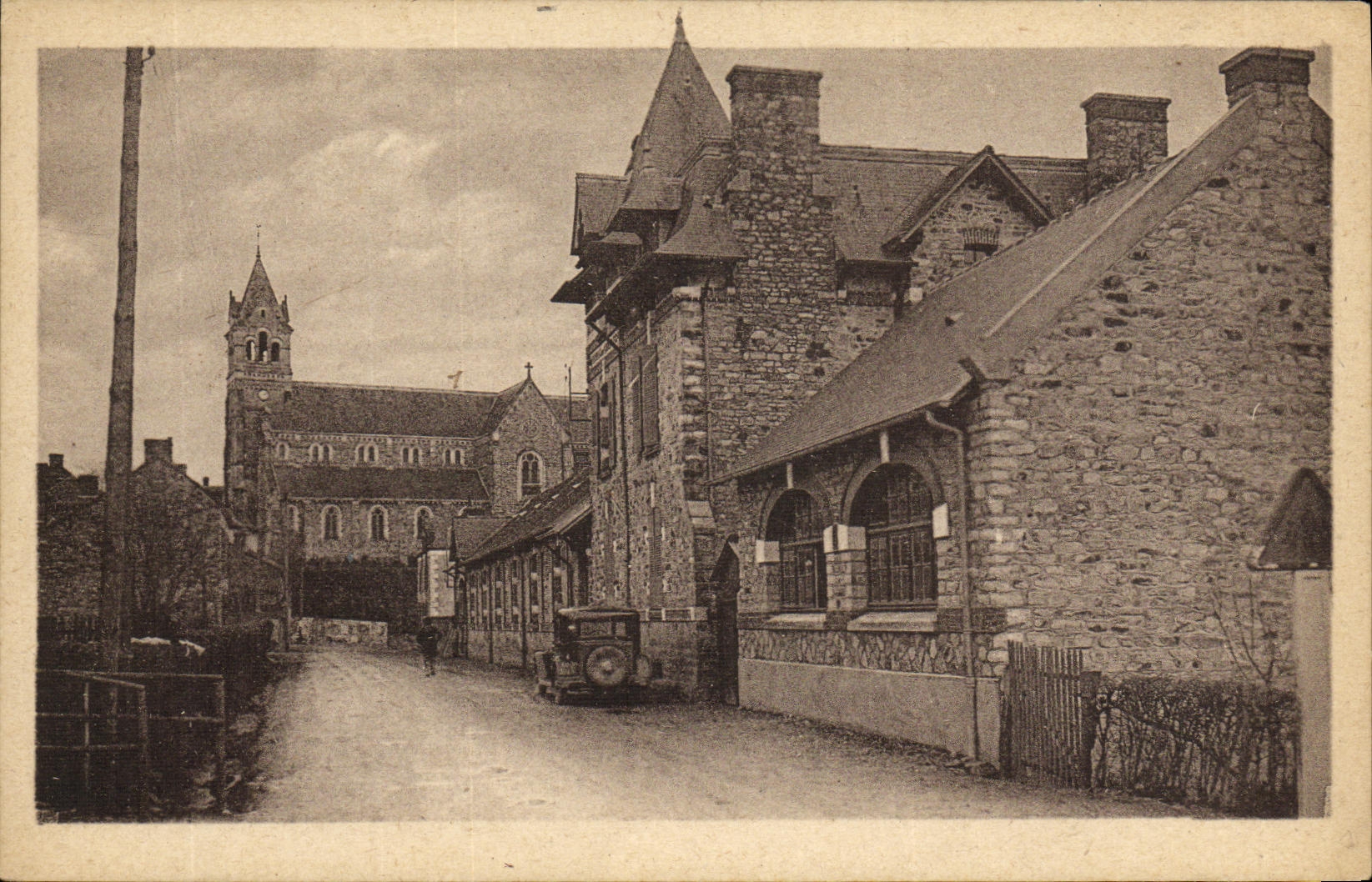 Betton (Ille-et-Vilaine) — La Mairie et l'École des Garçons — Photo A. Donat, Rennes