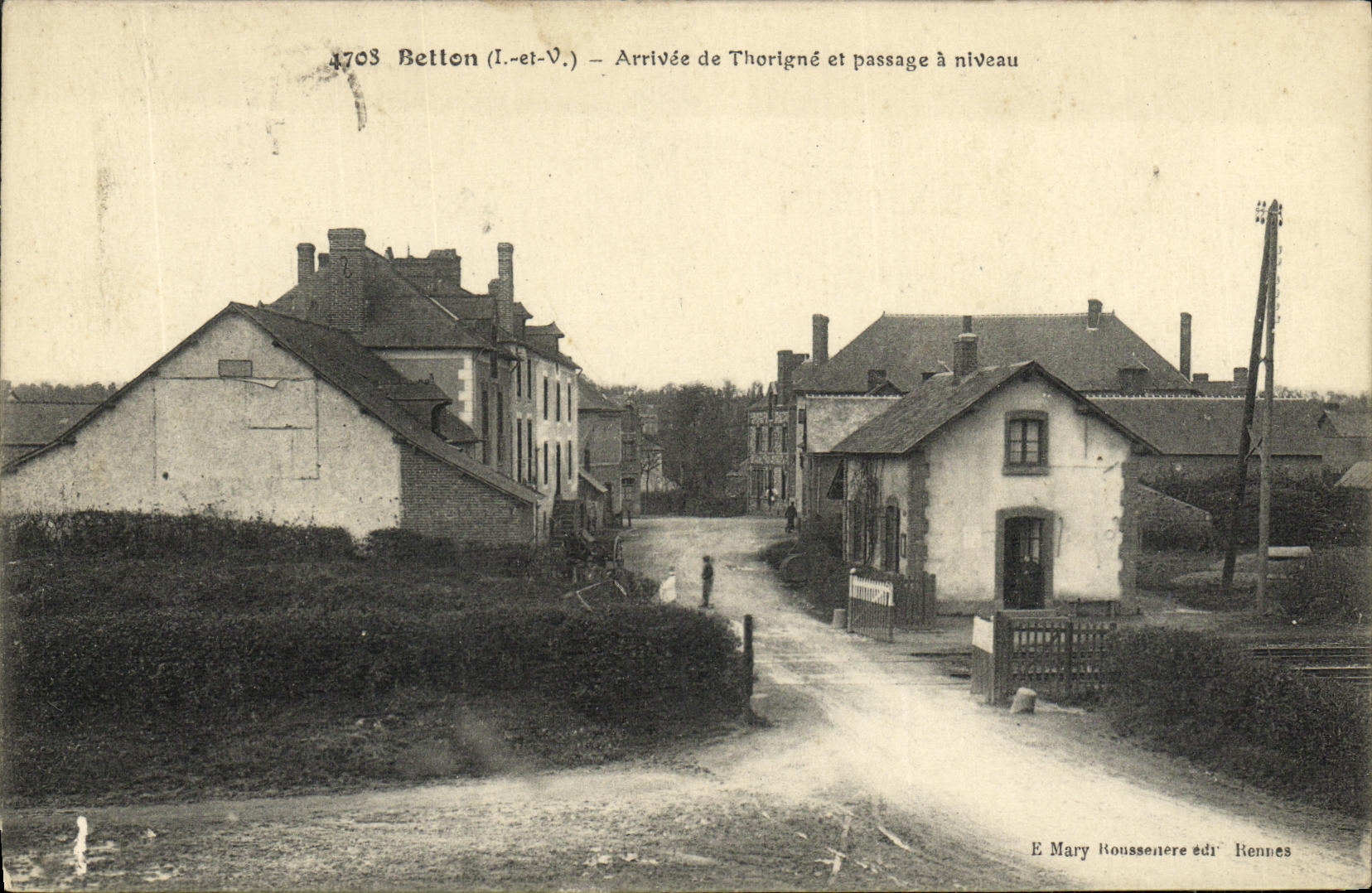 Betton (I.-et-V.) — Arrivée de Thorigné et passage à niveau — E. Mary Roussenere éd. Rennes