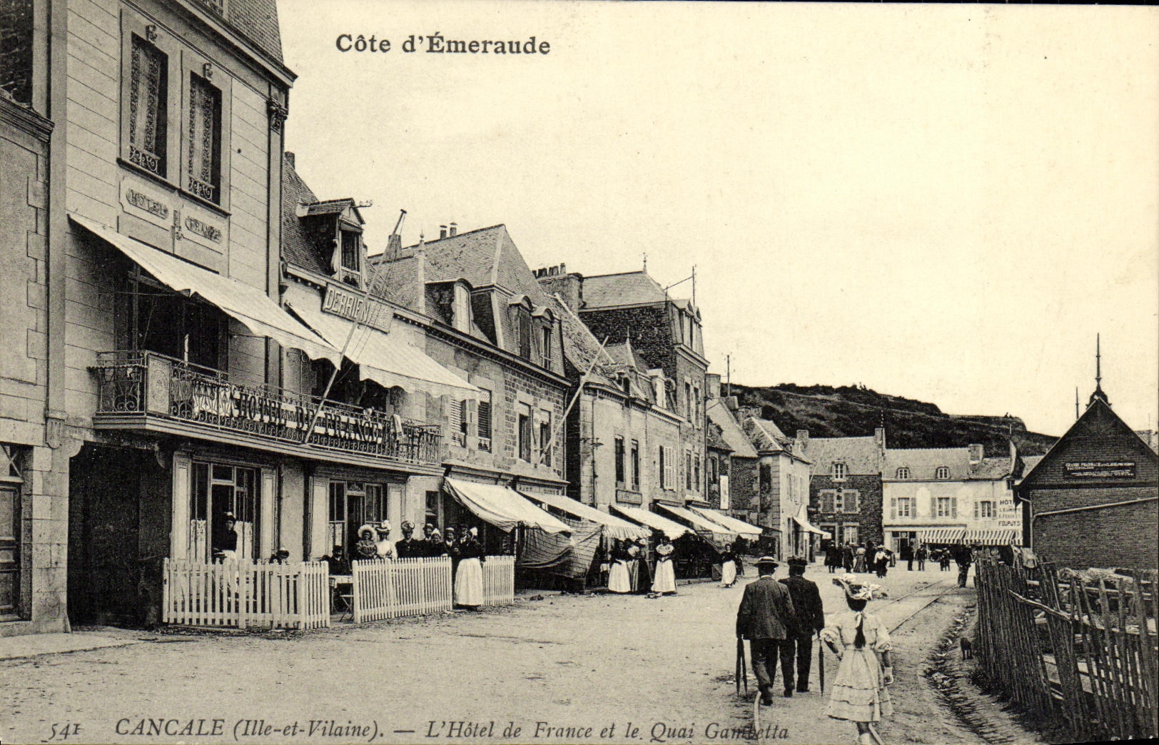 Côte d'Émeraude — L'Hôtel de France et le Quai Gambetta — CANCALE (Ille-et-Vilaine)