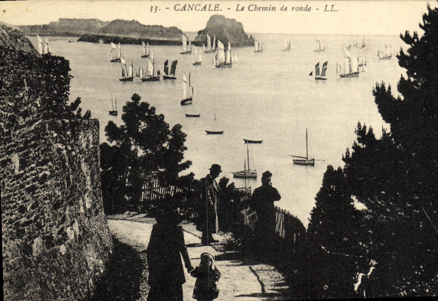 CPA Cancale Le Chemin de ronde Bateaux