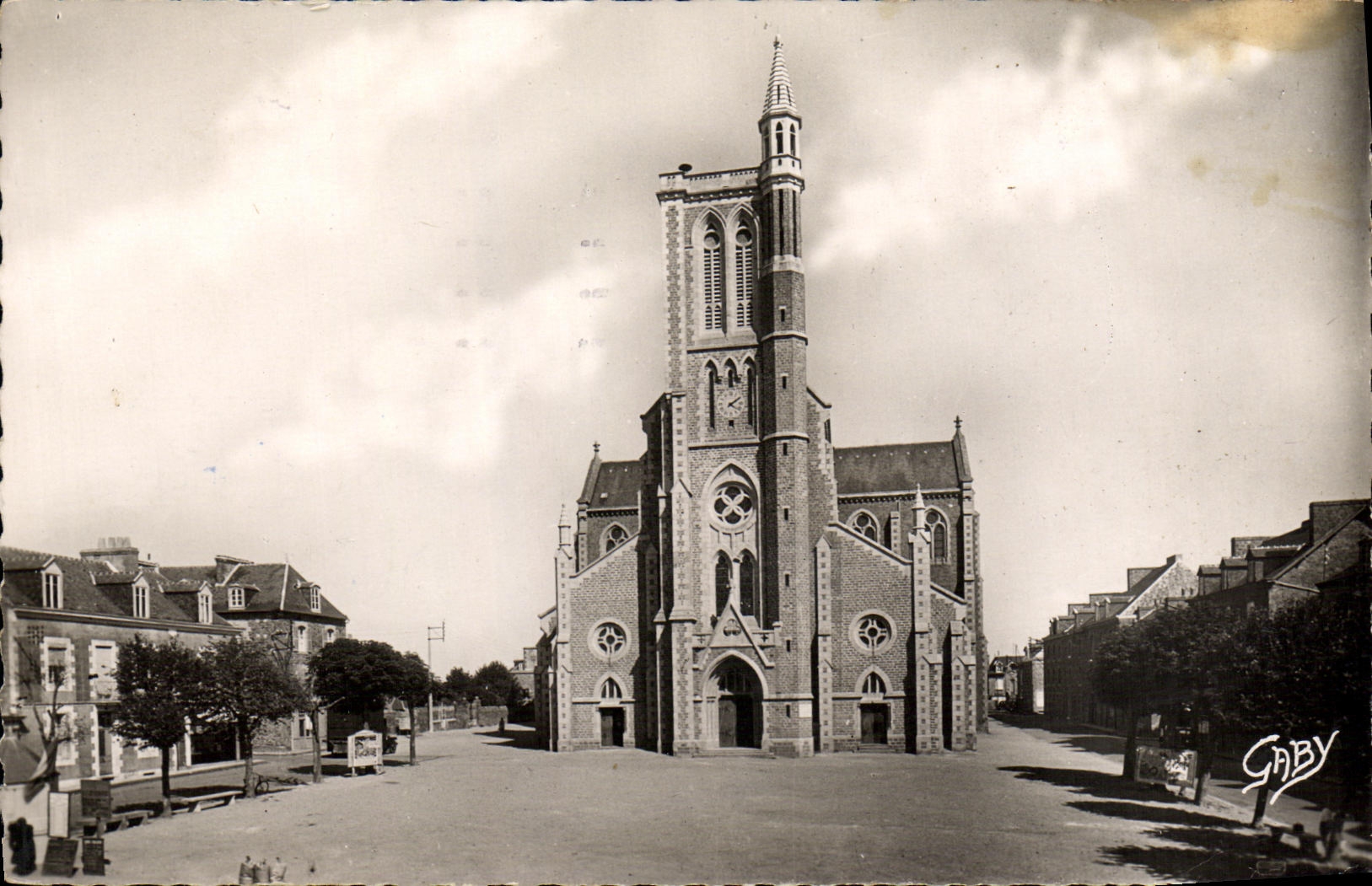 Cancale (Ille-et-Vilaine) — L'Église et la Place — Éditions GABY