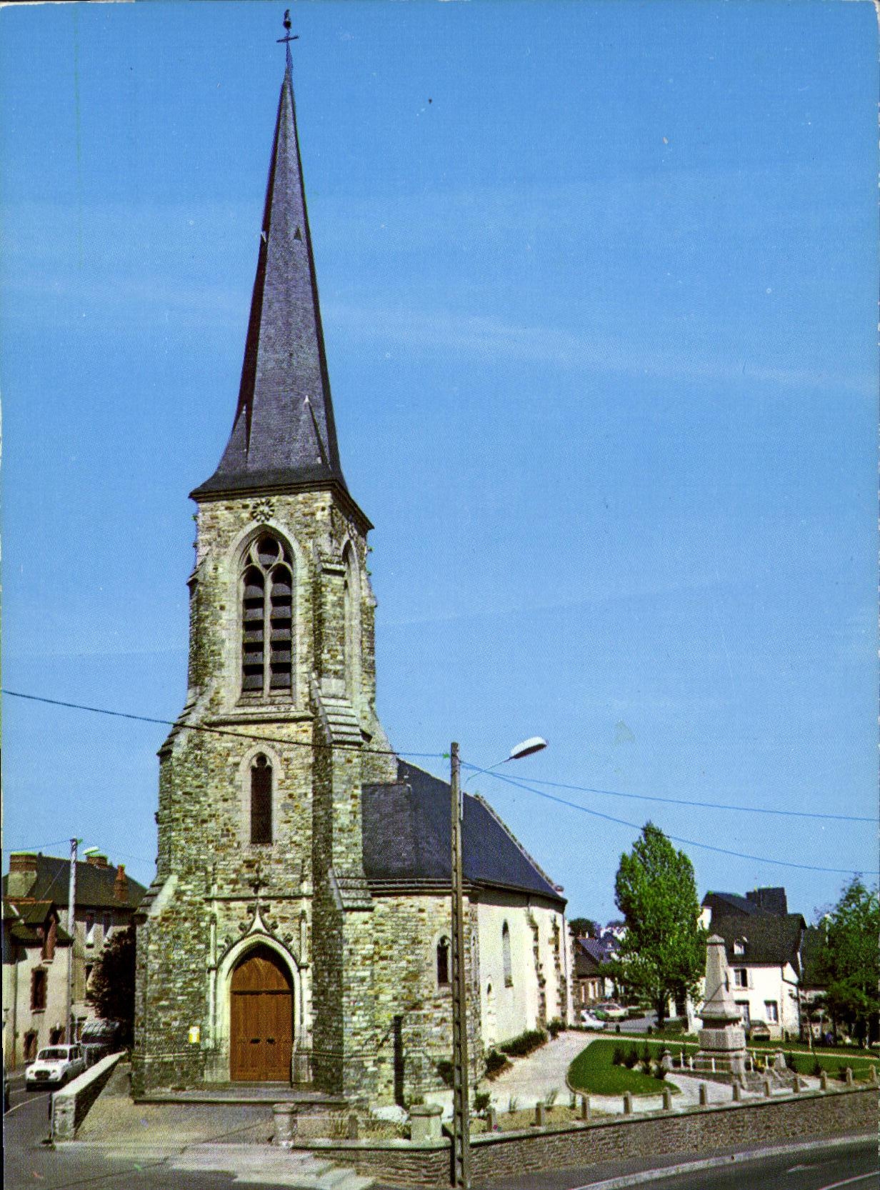 Église de Chantepie (Ille-et-Vilaine) — vue de l'édifice avec clocher à flèche et monument aux morts — éditeur Pierre Artaud & Cie