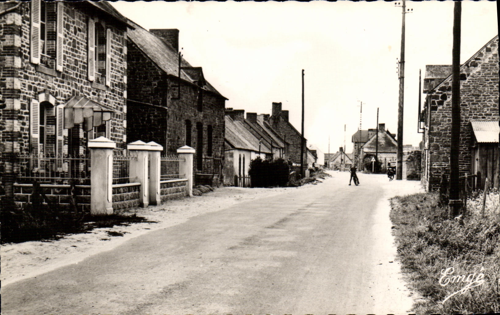 Cherrueix (I.&V.) — Arrivée au bourg, route du Han — Éditeur Emge
