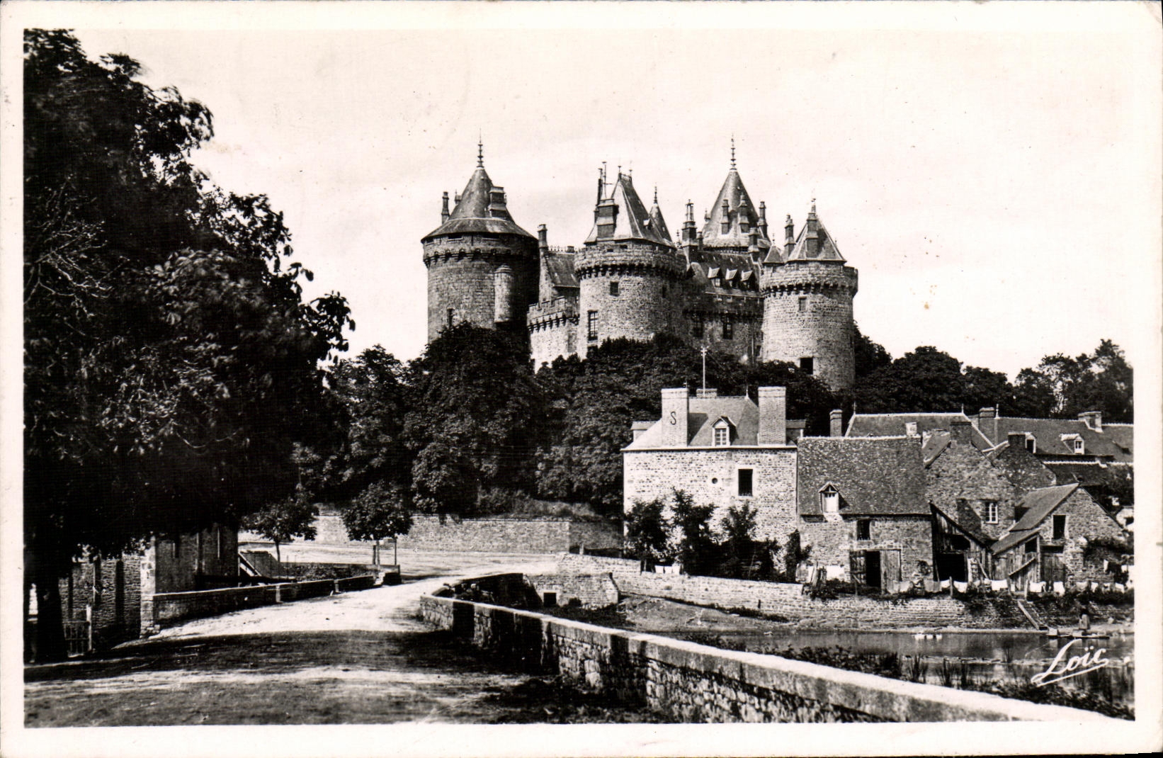 Château de Combourg — vue du château et du village — éditeur Loir