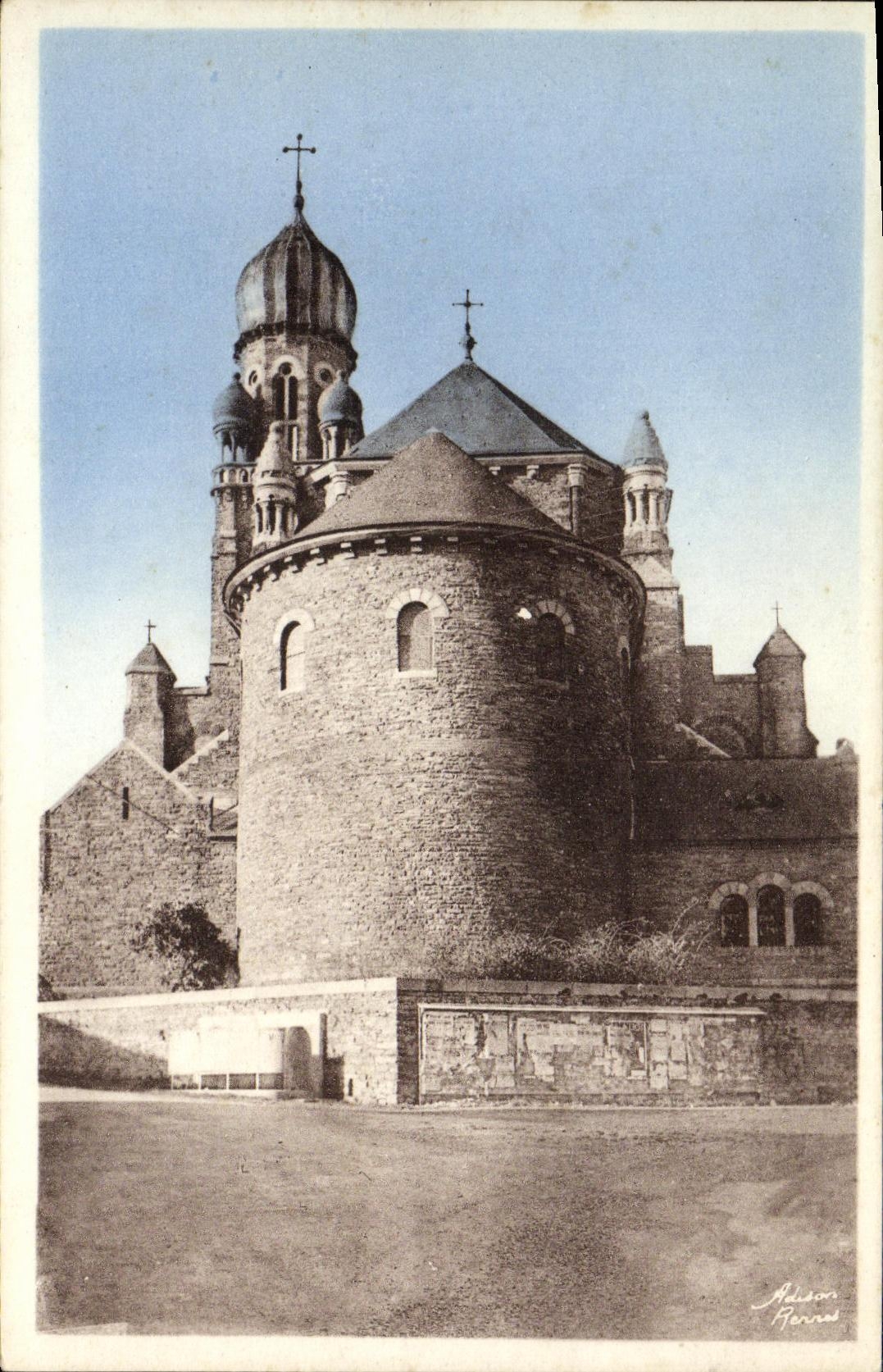 Église romane moderne — Chapelle des Trois-Maries, but de pèlerinage — Photo A. Denias, Rennes