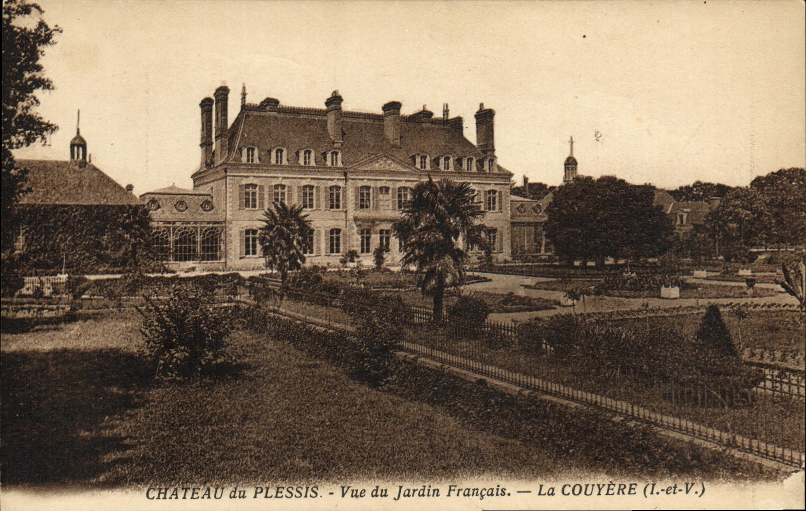 Château du Plessis — Vue du Jardin Français — La Couyère (I.-et-V.)
