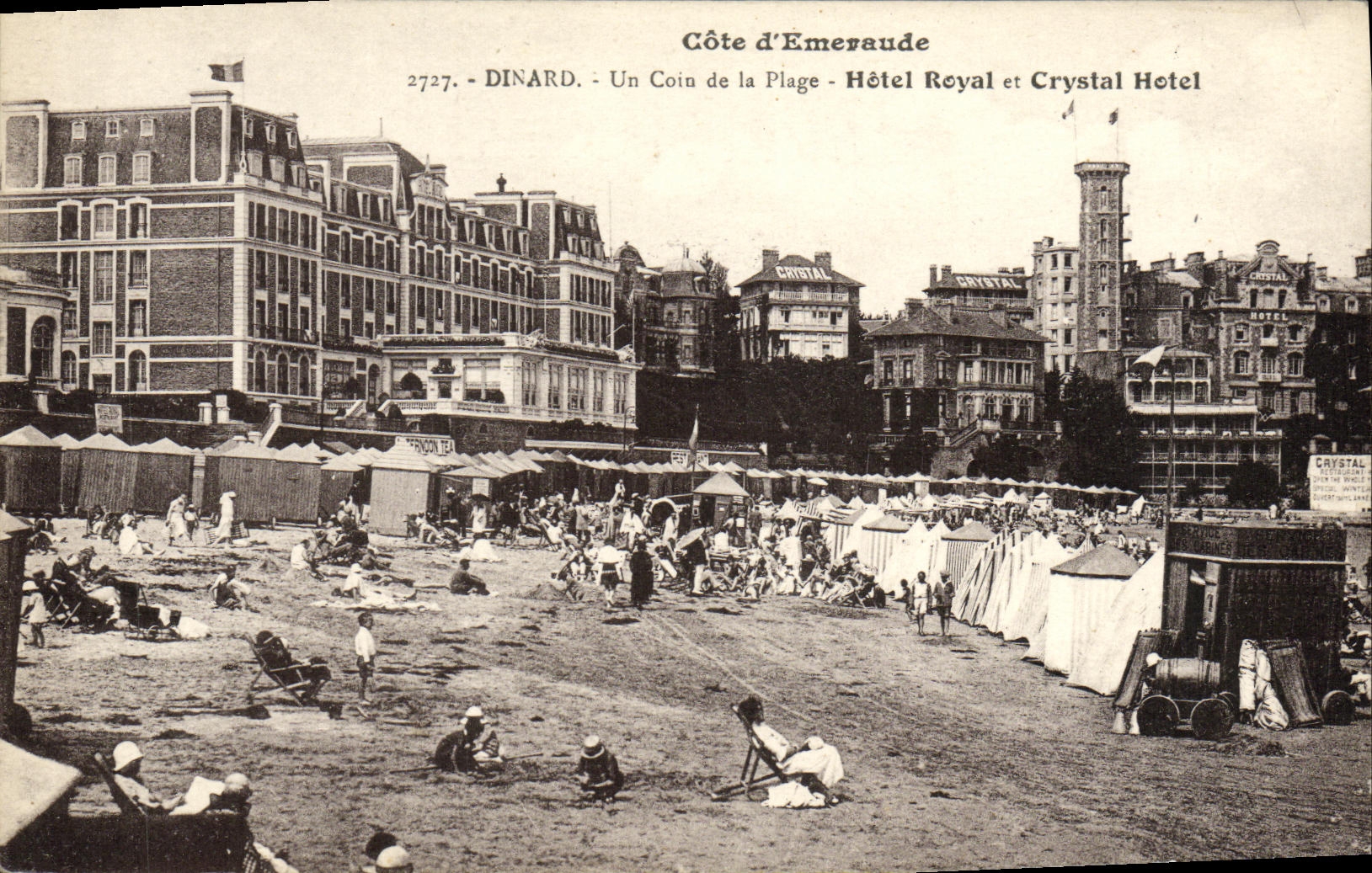 CPA Dinard Un Coin de la Plage Hotel Royal et Crystal Hotel