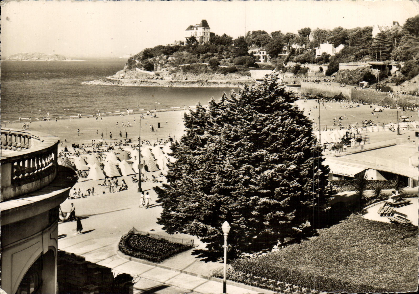 CPM Dinard Un Coin de la Plage et la Pointe de la Malouine