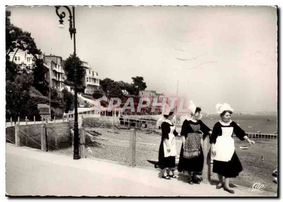 CPM Dinard La Promenade du Clair de Lune Femmes Folklore