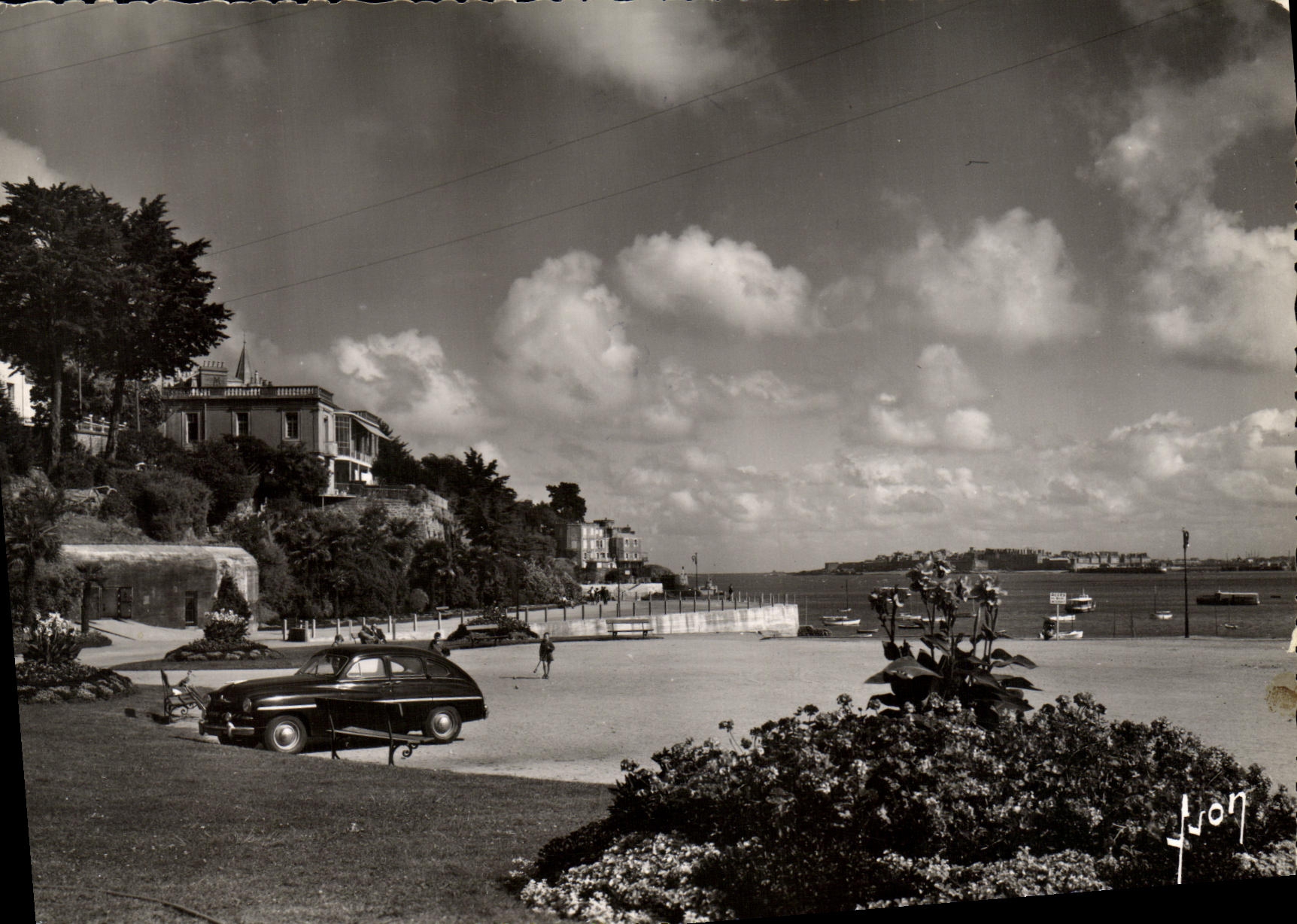 CPM Dinard Square Vers le Prieure Au loin St malo Automobile 