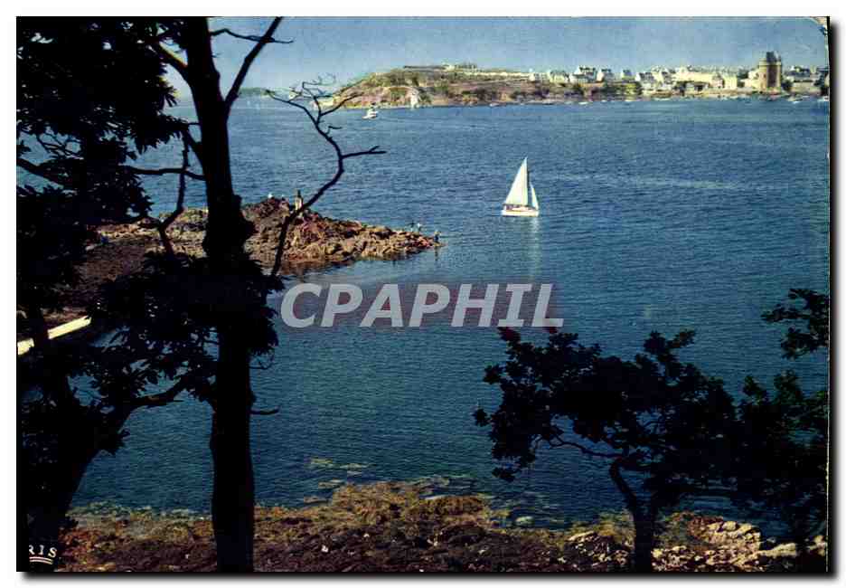 CPM Dinard Square Vers le Prieure Au loin St malo