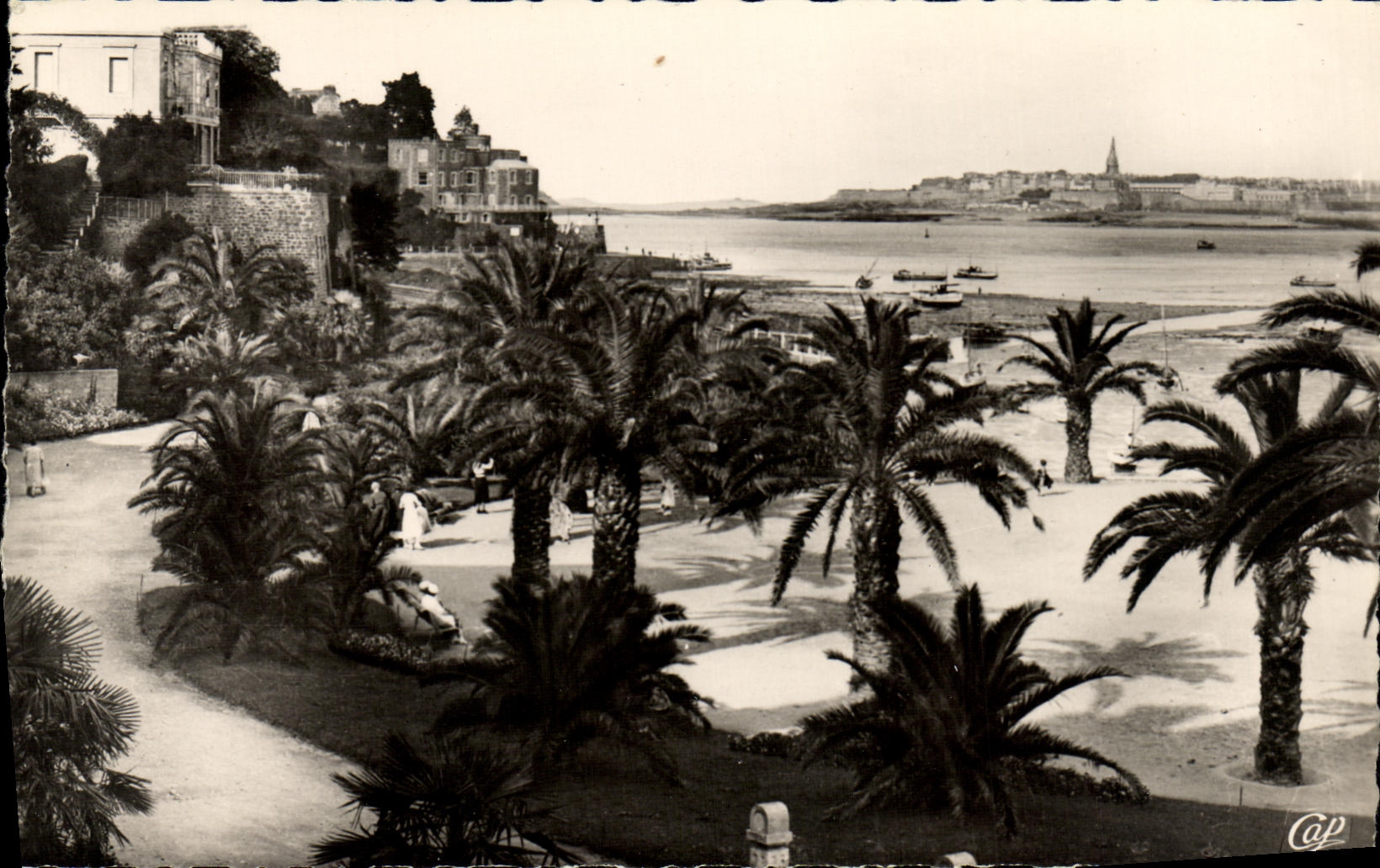 Dinard - La Palmerale — Au fond, Saint-Malo — C.A.P. Paris