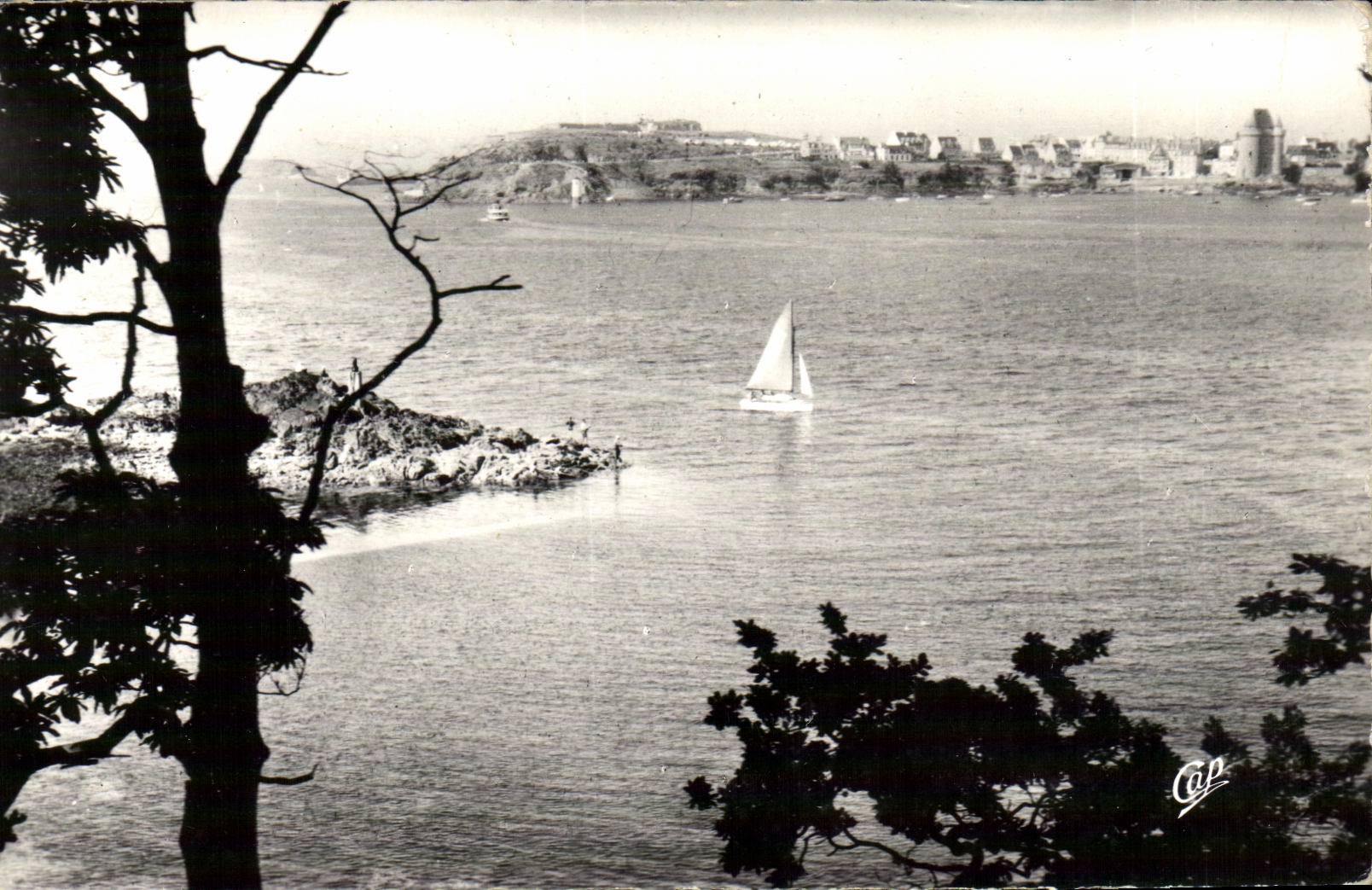 Cap Fréhel — Vue de la baie avec voile — C.A.P. (éditeur)