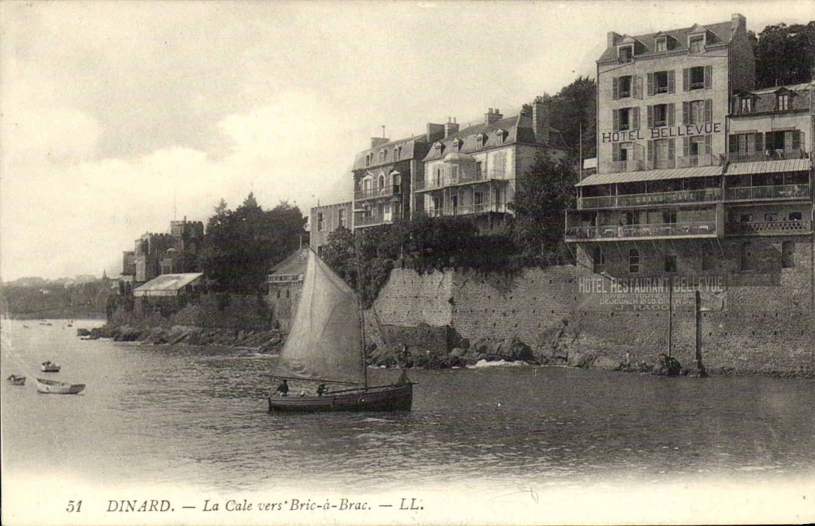 CPA Dinard La Cale Vers Bric a Brac Bateau Hotel Bellevue 