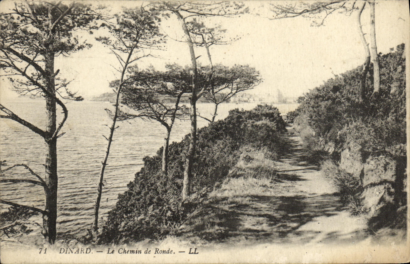 Dinard — Le Chemin de Ronde — LL