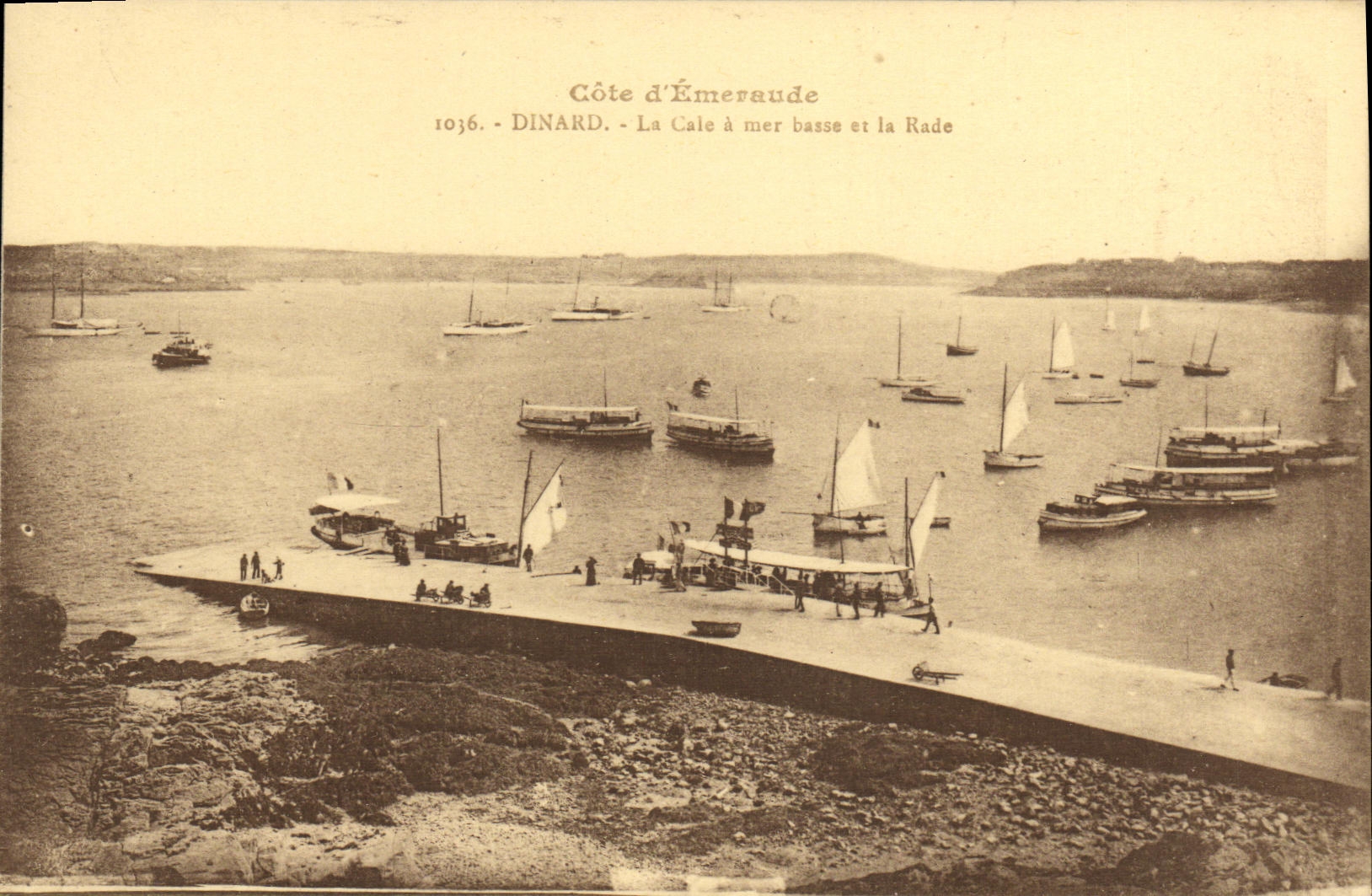CPA Dinard La Cala a Mer Basse et la Rade Bateaux