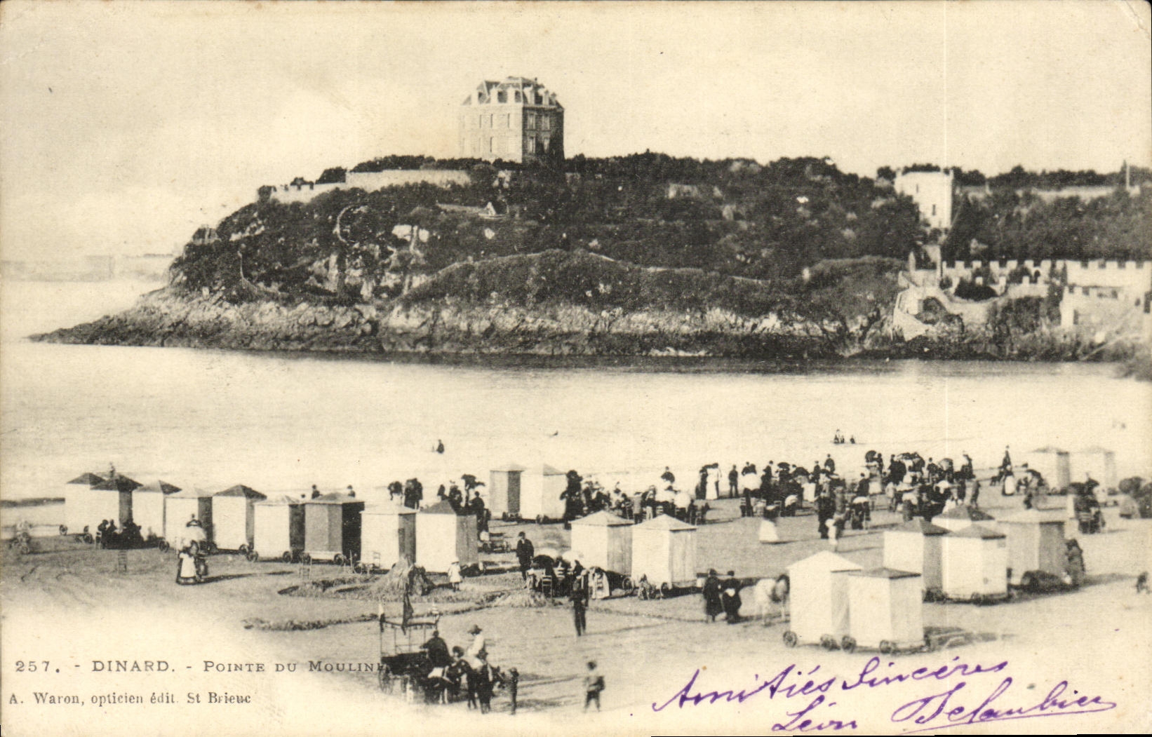 Dinard - Pointe du Moulin — vue de la plage et du phare — A. Waron, opticien, édit. St Brieuc