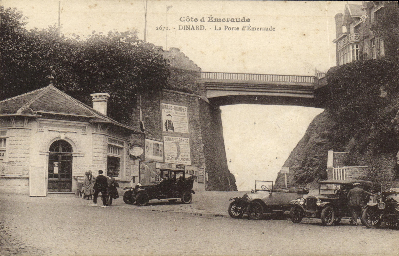 Dinard - La Porte d'Émeraude — Côte d'Émeraude, pont sur falaise, voitures anciennes