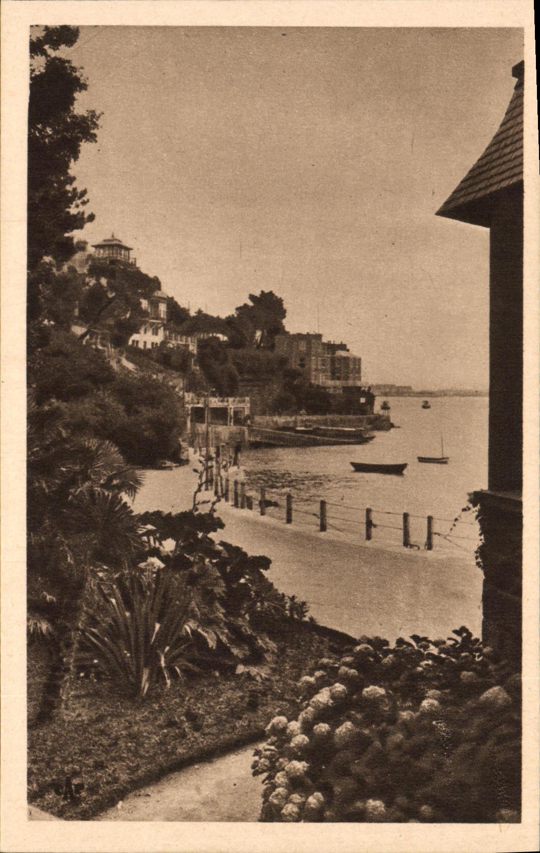 Dinard — Ein Stück der Promenade du « Clair de Lune » — C° des Arts Photomécaniques, Paris