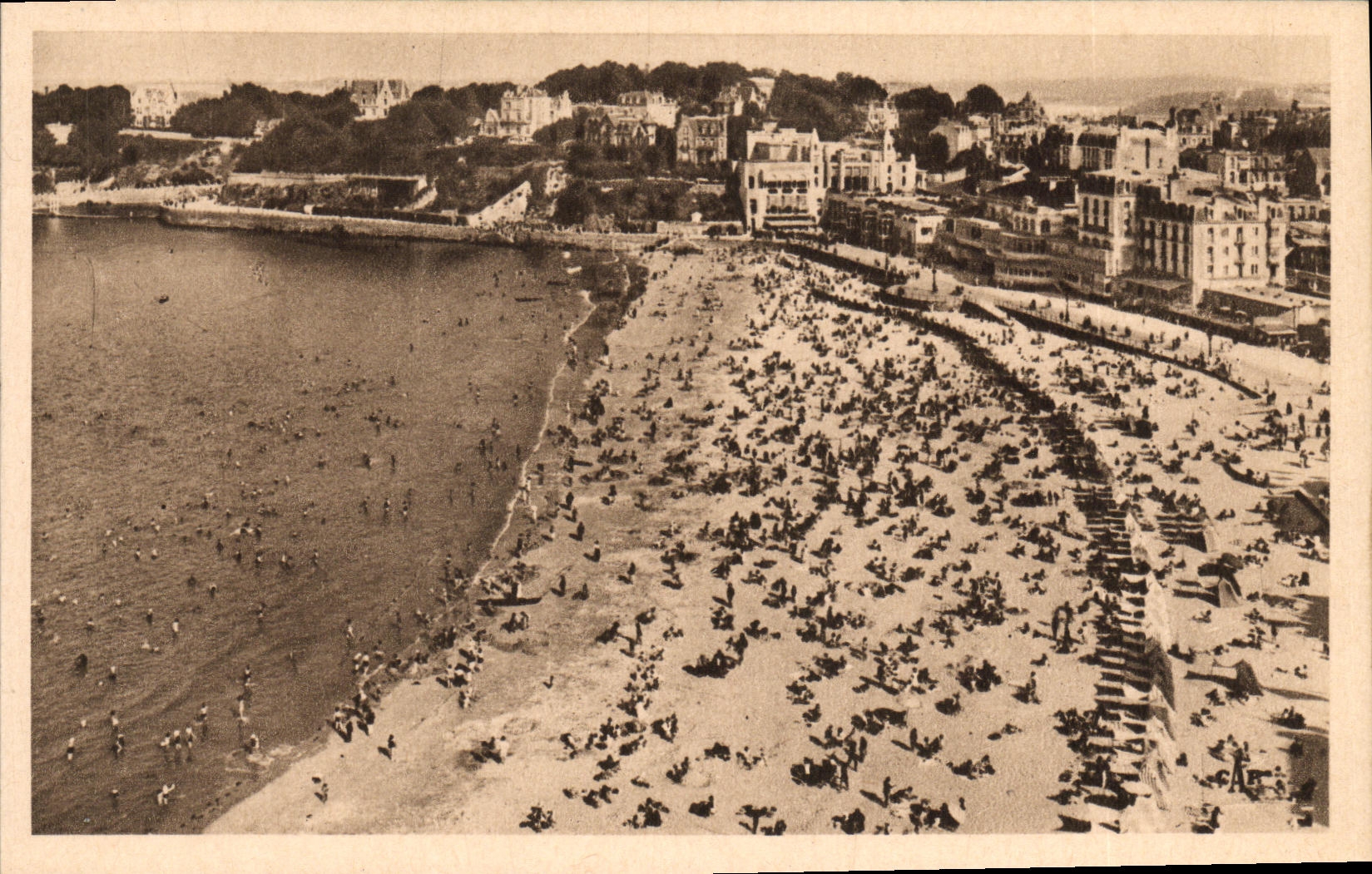 Dinard — La Plage à l'heure du bain — Vue prise du Crystal-Hôtel