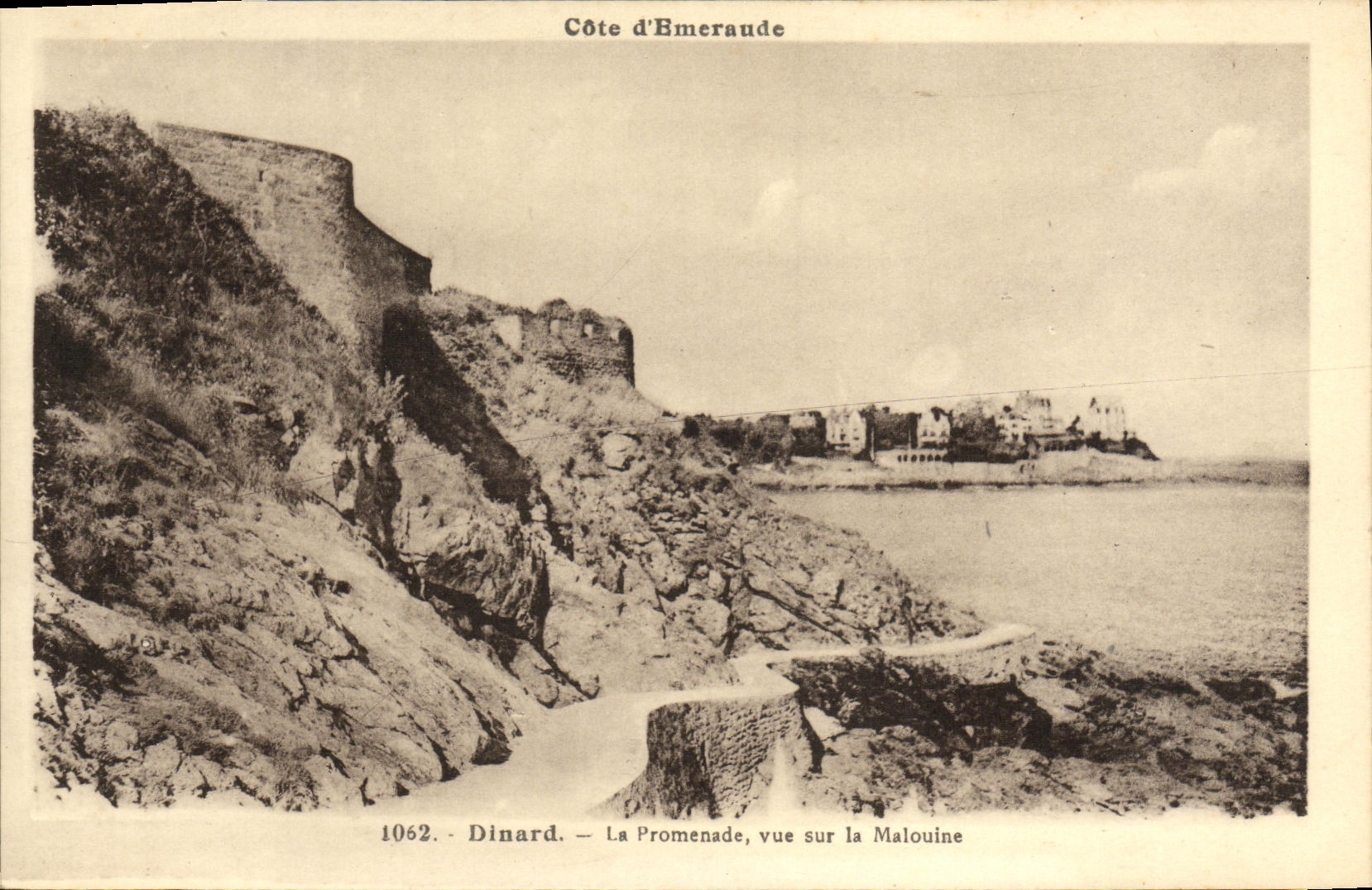Dinard — La Promenade, vue sur la Malouine — Côte d'Émeraude — série 1062