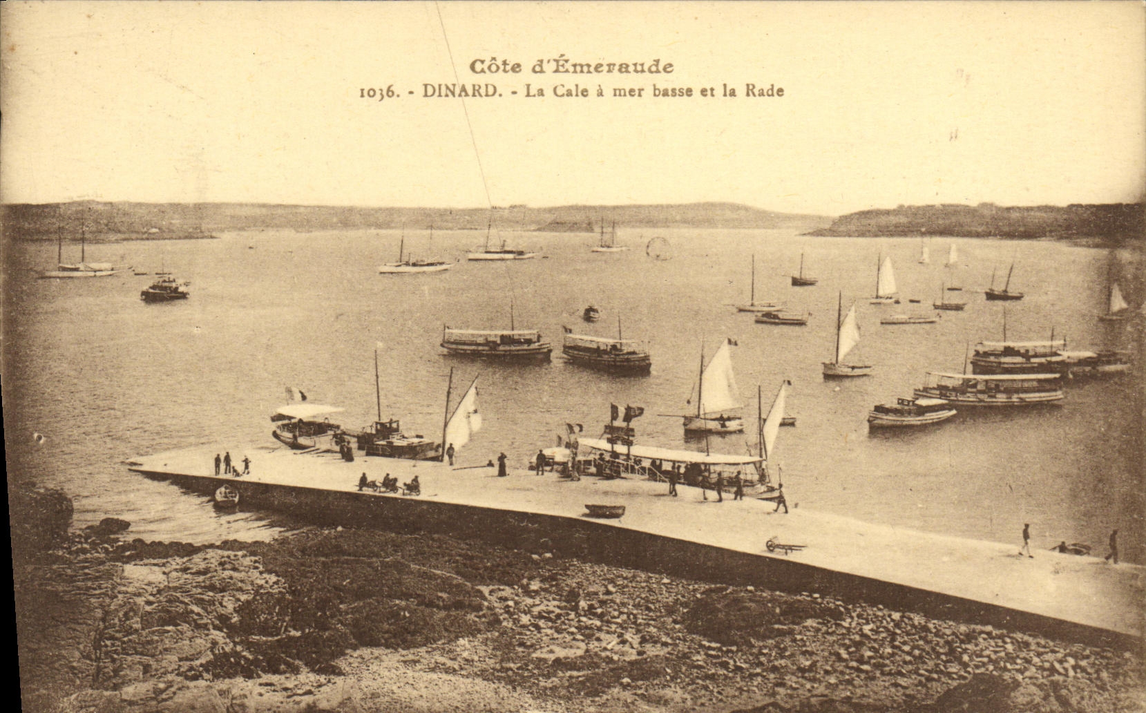 CPA Dinard La Cale a mer basse et la Rade Bateaux