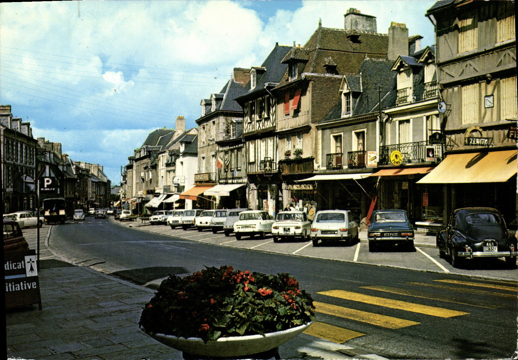 Dol-de-Bretagne — rue commerçante avec architecture traditionnelle — Éditions du Gabier