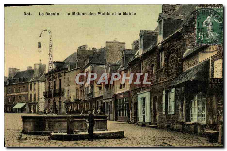 Dol — Le Bassin — la Maison des Pf aids et la Mairie