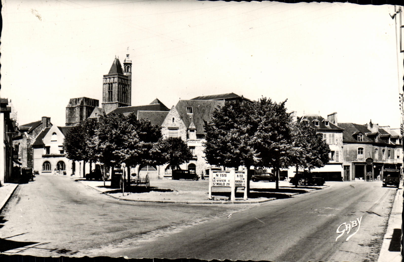 Place du Vivier à Saint-Malo — vue de la place avec église et voitures — éditeur Gaby, n° 155