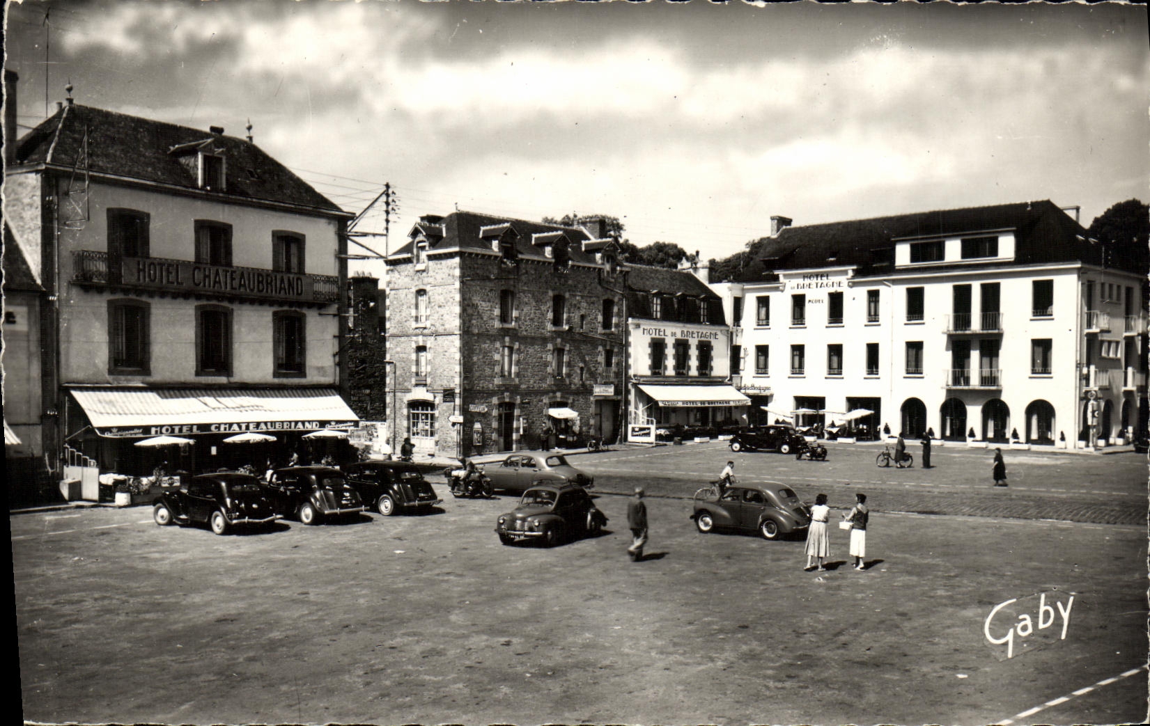Place Chateaubriand — Hôtel de Chateaubriand et Hôtel de Bretagne — Éditions Gaby