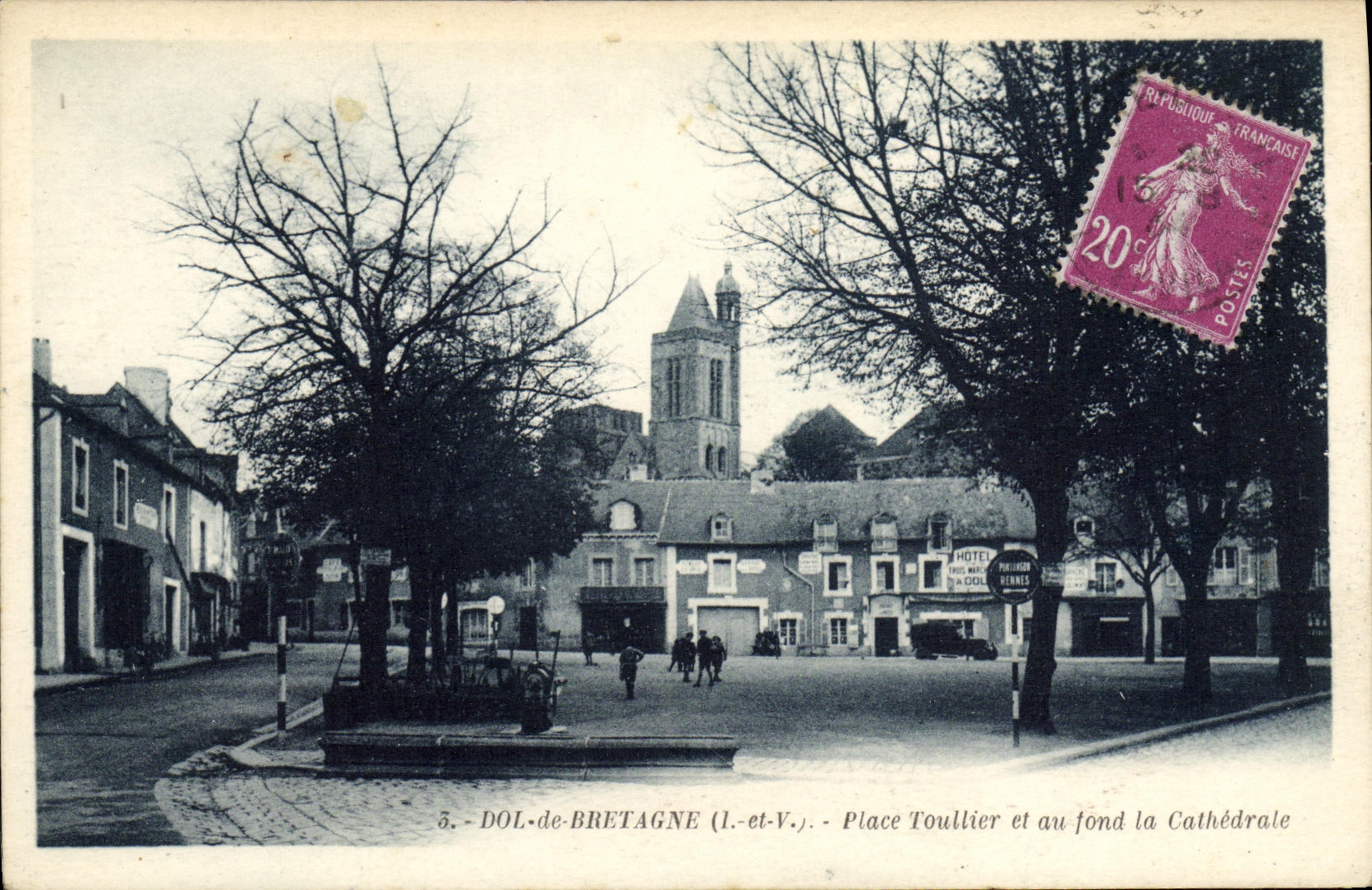Dol-de-Bretagne (Il-et-V.) — Place Toullier et au fond la Cathédrale — G. Artaud, éditeur, Nantes