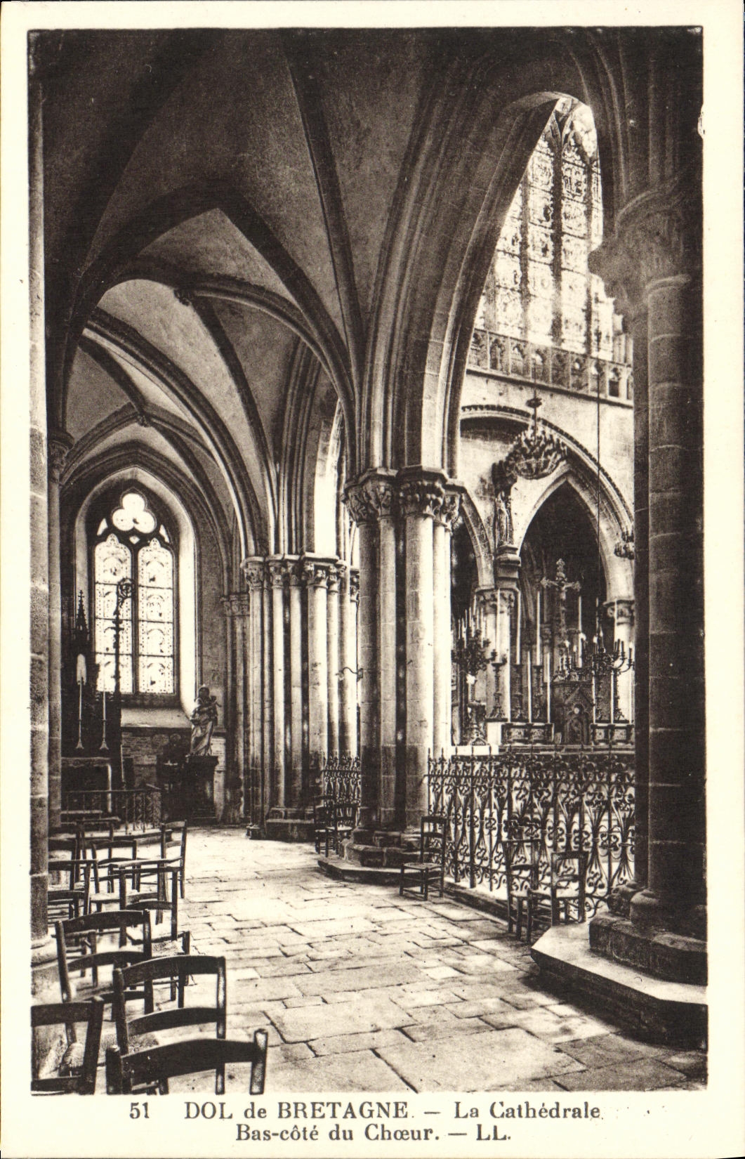 Dol de Bretagne — La Cathédrale. Bas-côté du Chœur — LL.