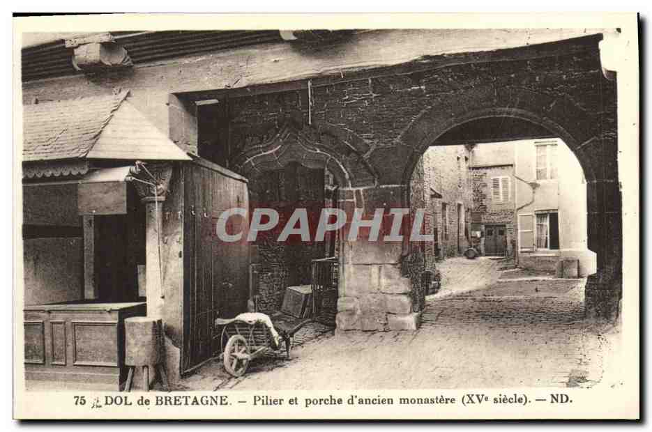 CPA Dol de Bretagne Pilier et porche d ancien monastere