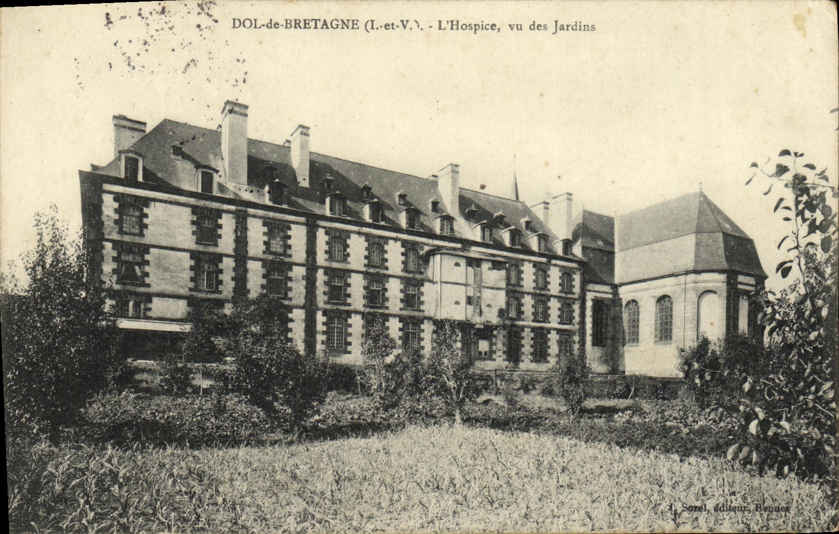 DOL-de-BRETAGNE (I.-et-V.-Y.) - L'Hospice, vu des Jardins — Éditeur : Editeurs Rennes