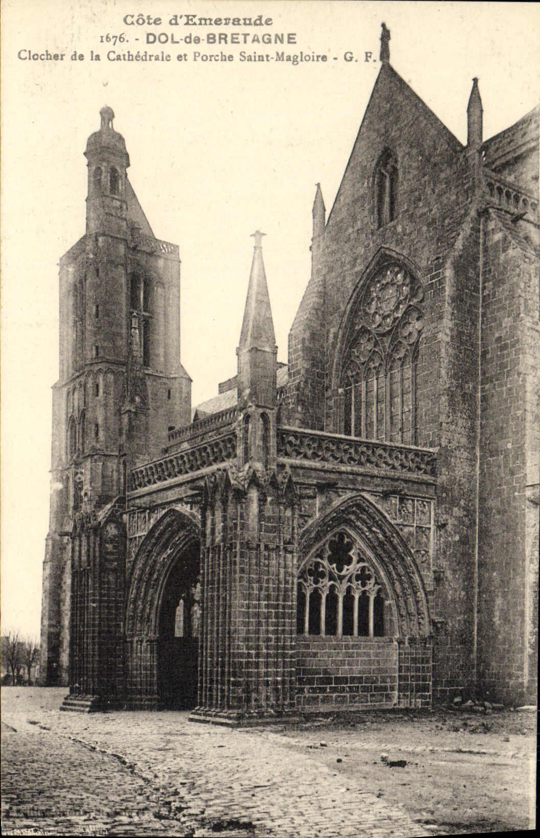 Côte d'Émeraude — Clocher de la Cathédrale et Porche Saint-Magloire — G. F.