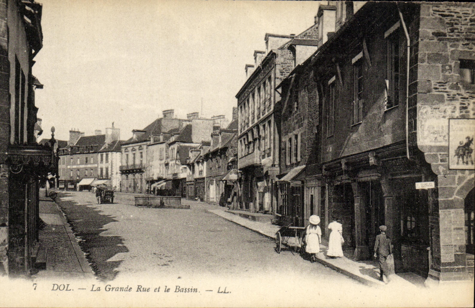DOL. — La Grande Rue et le Bassin. — LL.