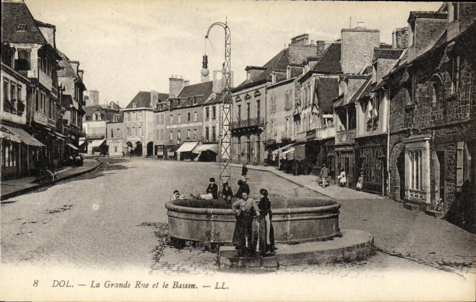Dol — La Grande Rue et le Bassin — LL