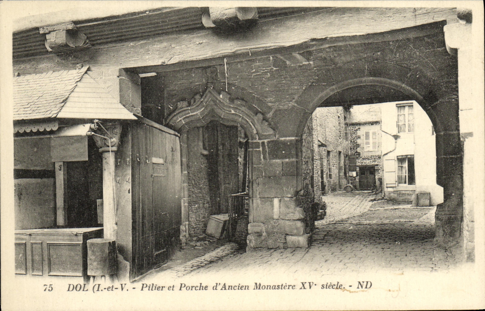 Dol (Ille-et-Vilaine) — Pilier et Porche d'Ancien Monastère du XVe siècle — ND